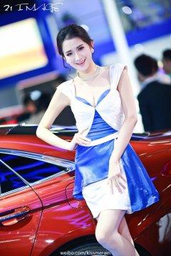 2015广州车展红色轿车前的蓝白身姿美女车模Cyx_Sylvia白嫩巨乳深沟