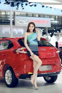 2015广州车展红色奇瑞汽车展台美女车模小如如如的天天天蓝单肩彩裙