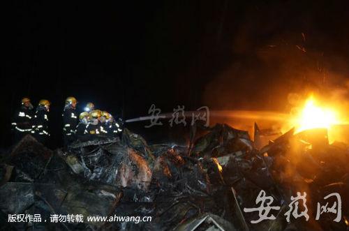 沪渝高速池州境内两车追尾 300余万元货物被烧毁