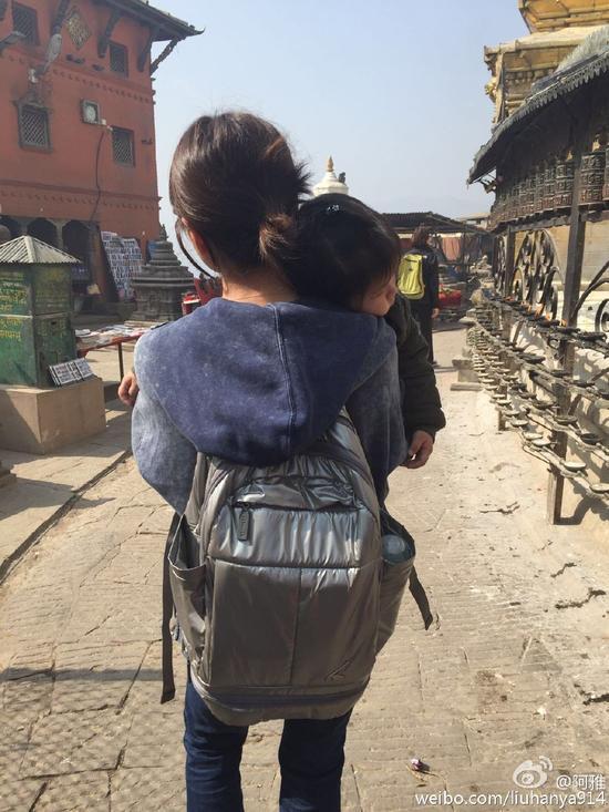 阿雅带女儿赴尼泊尔 怀抱宝贝超温馨