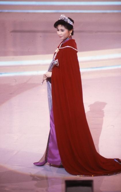 杨宝玲参选1987年香港小姐夺得冠军入行
