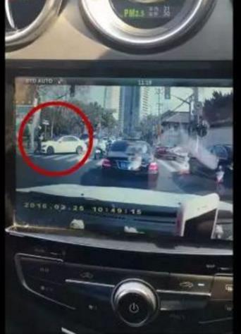 上海一男子无证驾驶奔驰车 撞击交警被抓(图)