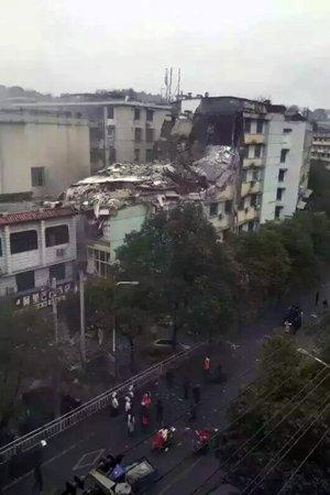 江西萍乡一老楼4至6层坍塌 已造成1死1伤(图)