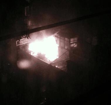上海今晨福州路一小区突发大火 现场无人员伤亡