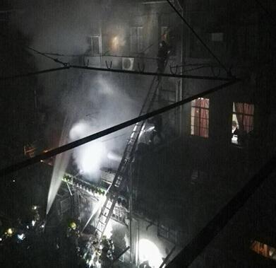 上海今晨福州路一小区突发大火 现场无人员伤亡