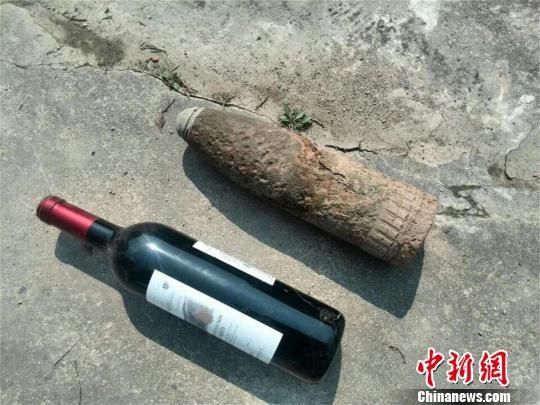 湖北一村民菜地里挖出炮弹 大小如红酒瓶(图)