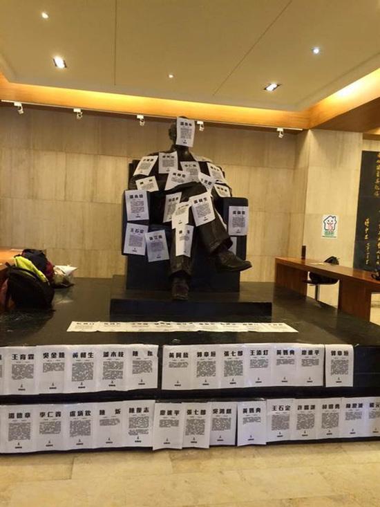台湾一大学蒋介石铜像被贴满228小海报(图)