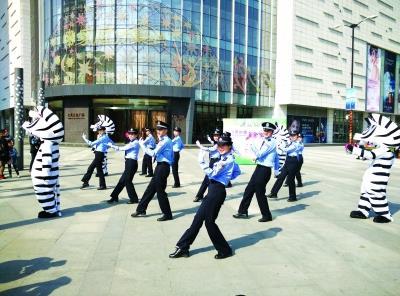 武汉警察街头扮斑马跳舞劝导市民过斑马线