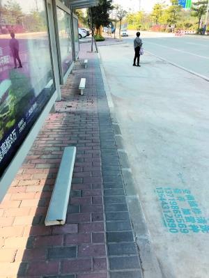 广州公交站候车凳刚过脚踝 无法歇脚反成绊脚石