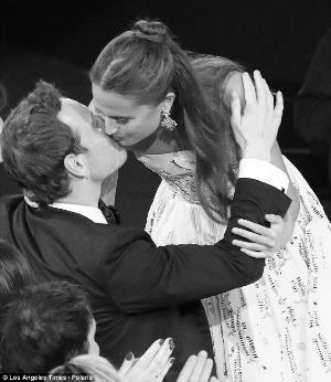 最佳女配角获得者艾丽西亚·维坎德与男友法斯宾德亲吻庆祝