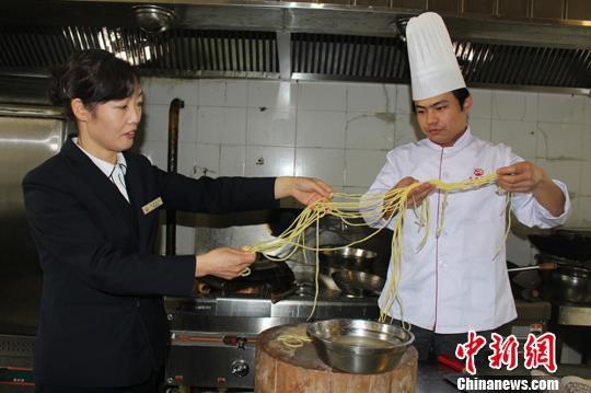 厨师切出1.2米长土豆丝 名"一品国菜"售38元(图)