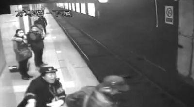 男子跳北京地铁1号线身亡 工作人员曾进行劝阻