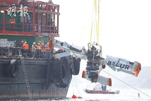 香港一小型飞机坠海 残骸被打捞上岸(图)