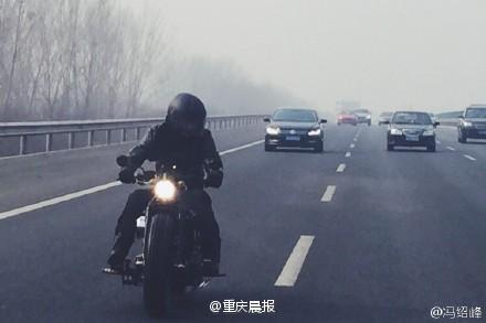 冯绍峰晒骑摩托车帅照 交警:未挂车牌记12分
