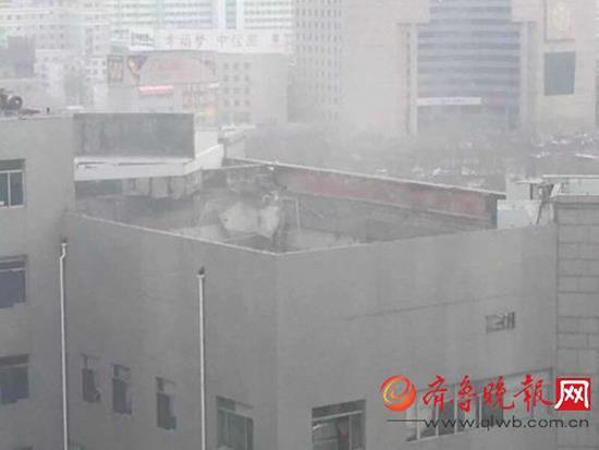 济南一大厦楼顶施工发生坍塌 9人受伤送医(图)