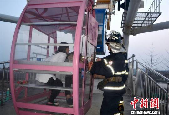 湖北枣阳53米高摩天轮突然悬停 8名游客被困