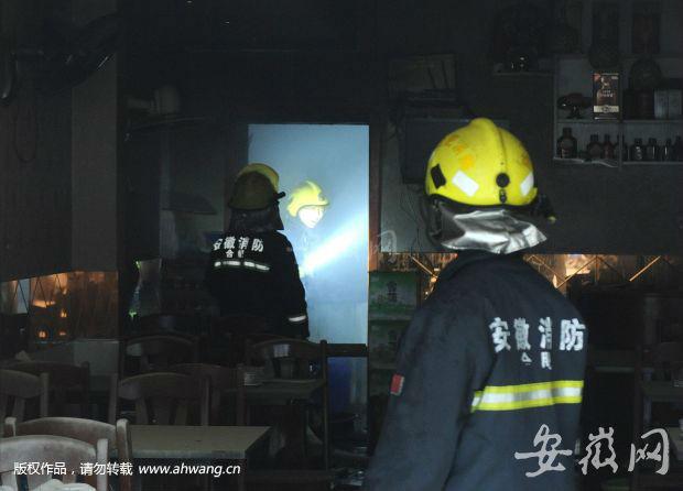 合肥一餐馆后厨起火 消防队员火海里抱出4个煤气罐