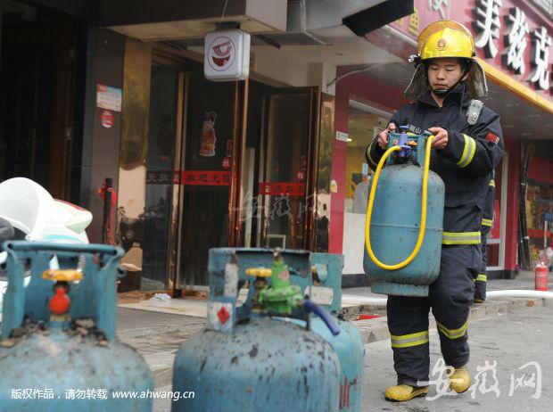 合肥一餐馆后厨起火 消防队员火海里抱出4个煤气罐