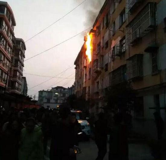 江苏扬州1小区发生爆炸致3人死亡 官方:原因待查