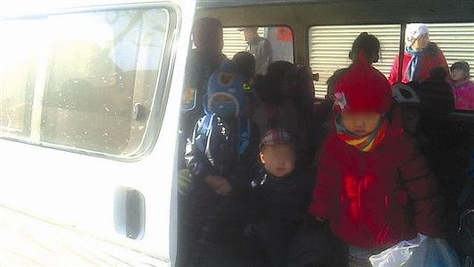 黑幼儿园"校车"被查 核载6人实载26个幼儿(图)