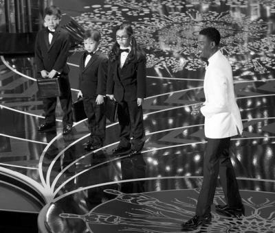 在上月举行的奥斯卡颁奖礼上，主持人洛克安排三位打扮成会计师的亚裔儿童上台
