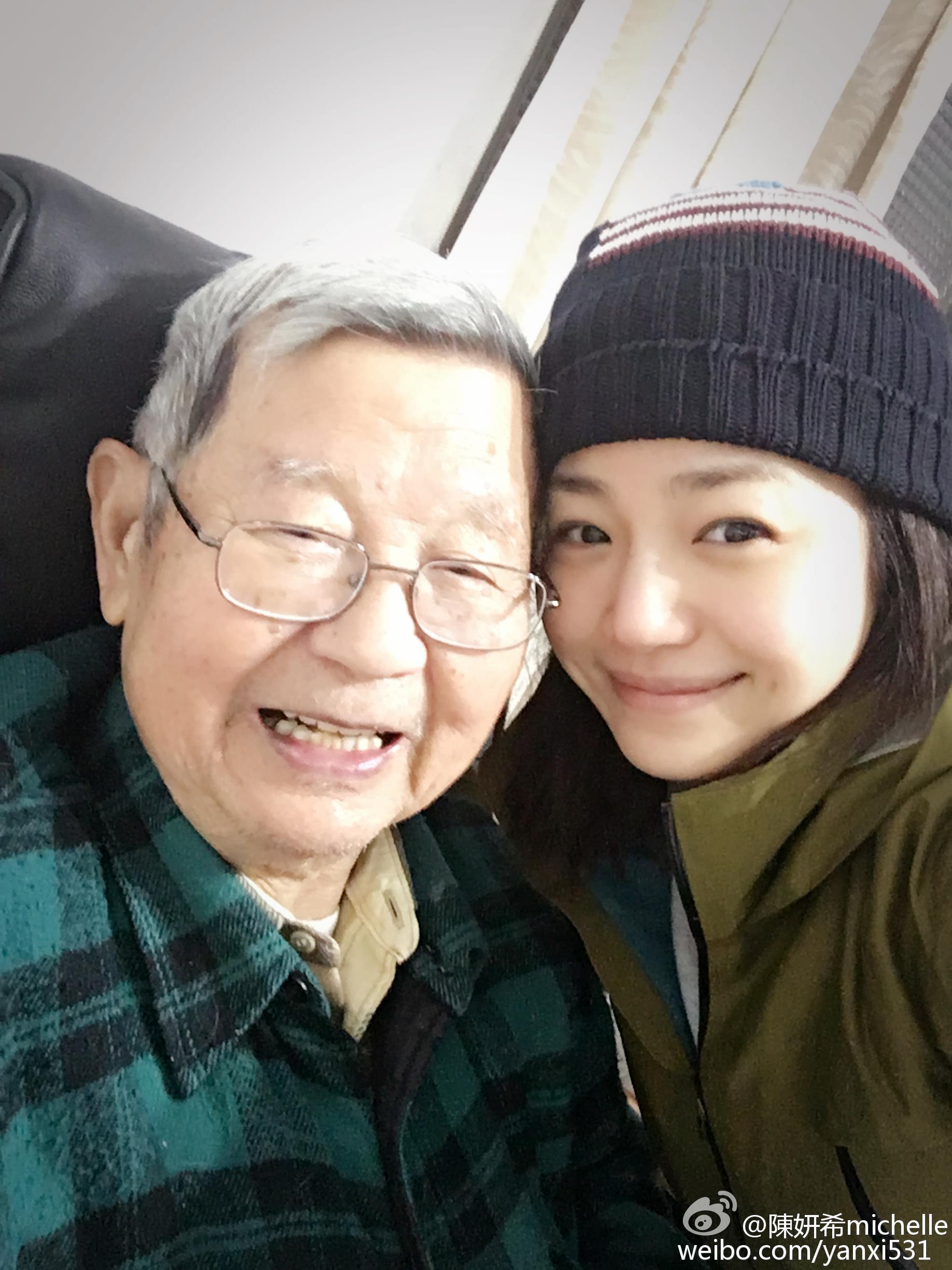 陈妍希合影94岁外公 笑容甜美清纯(图)