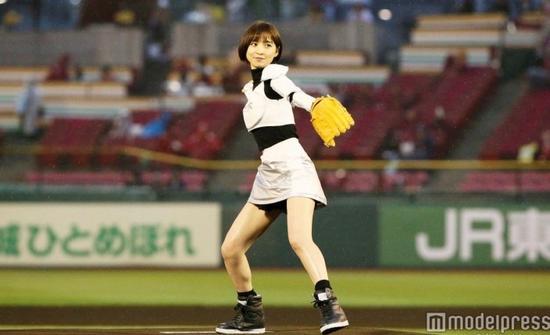 4月21日篠田麻里子出席职棒比赛开球仪式
