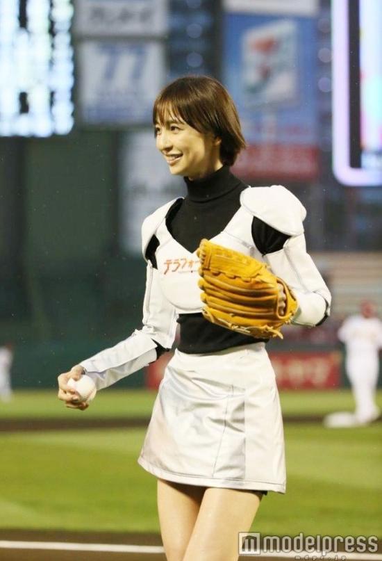 4月21日篠田麻里子出席职棒比赛开球仪式