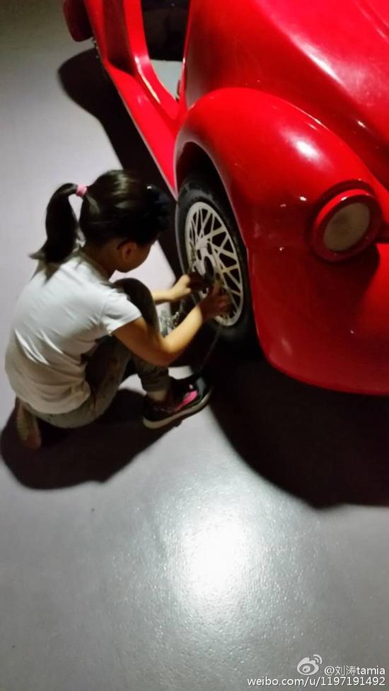 刘涛女儿修玩具车
