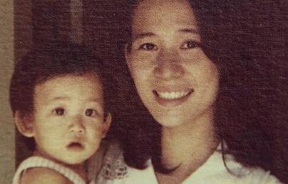 林志玲公开小时候与妈妈的合影