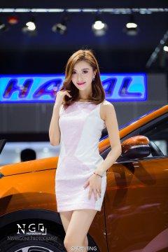 2016西安车展美女车模加代白色连衣裙优雅气质