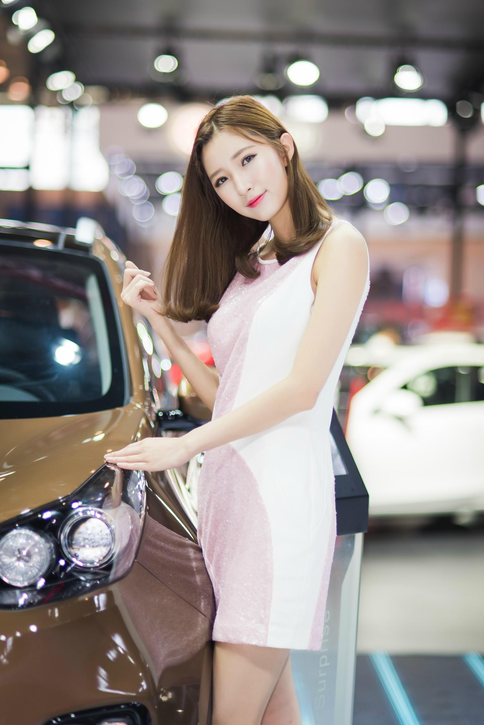 2016南京国际汽车博览会上身着粉白色连衣裙皮肤白嫩的美女车模,2016南京国际汽车博览会上身着粉白色连衣裙皮肤白嫩的美女车模