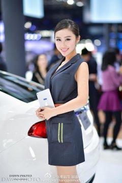 2016北京车展手拿iPad的OL性感制服装美女车模张秦苗雨