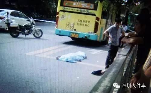 初中生书包被公交车门夹住 摔倒后被碾身亡(图)