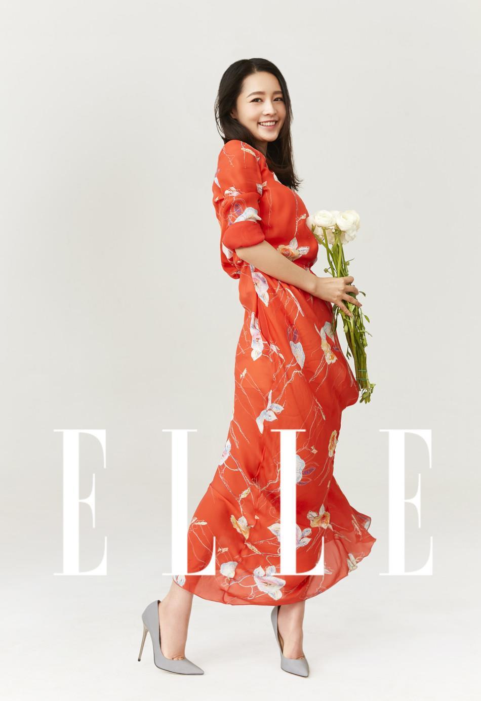 李沁最新时尚大片 御姐气场冷中带甜,李沁登《Elle》六月上内页