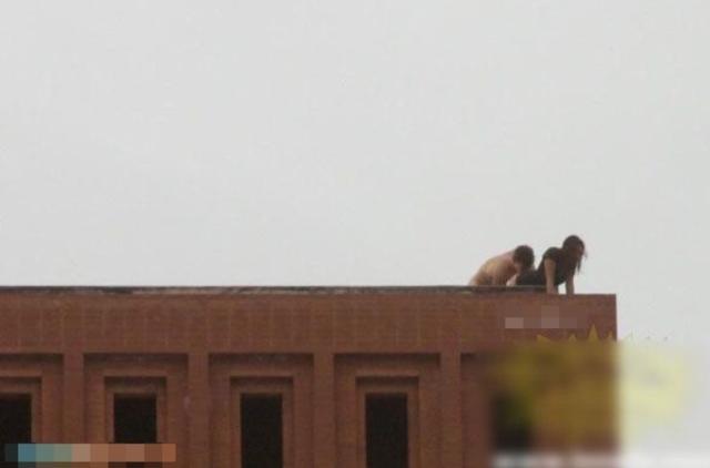 学生举头望窗外，惊见男女在屋顶上做不雅动作