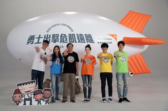 克群、A-Lin、许玮甯、卢广仲16日在台北为世界展望会饥饿三十合体拍摄公益广告