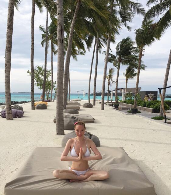 54岁女星薛芷伦比基尼做瑜伽 称容貌改变因抗癌