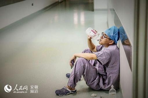 安徽一医生累倒在手术室外 瘫坐地上喝葡萄糖成网红