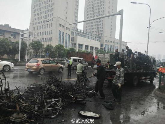 武汉一清障车起火 约70辆废旧电瓶车摩托车烧毁