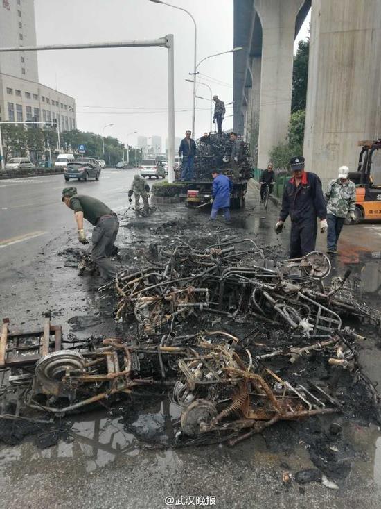 武汉一清障车起火 约70辆废旧电瓶车摩托车烧毁