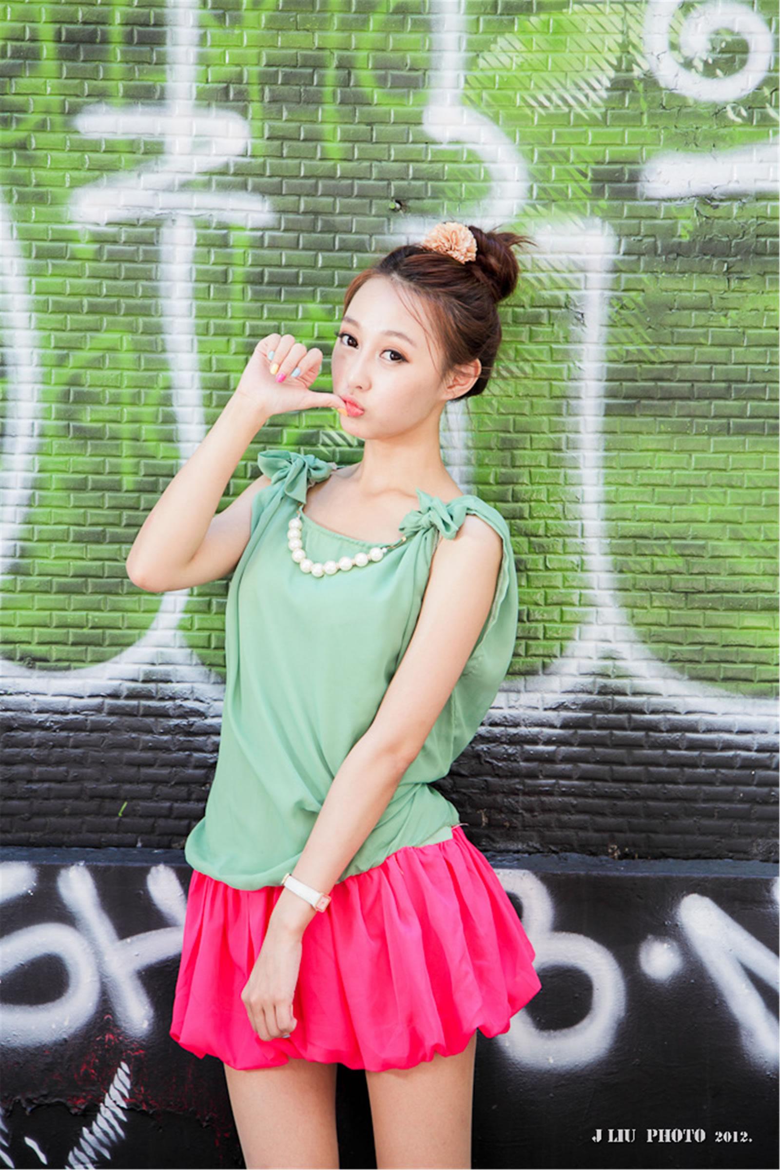 台湾清纯美女Barbie淡绿色无袖衫红色蓬蓬裙-西門街拍写真,台湾清纯美女Barbie淡绿色无袖衫红色蓬蓬裙-西門街拍写真