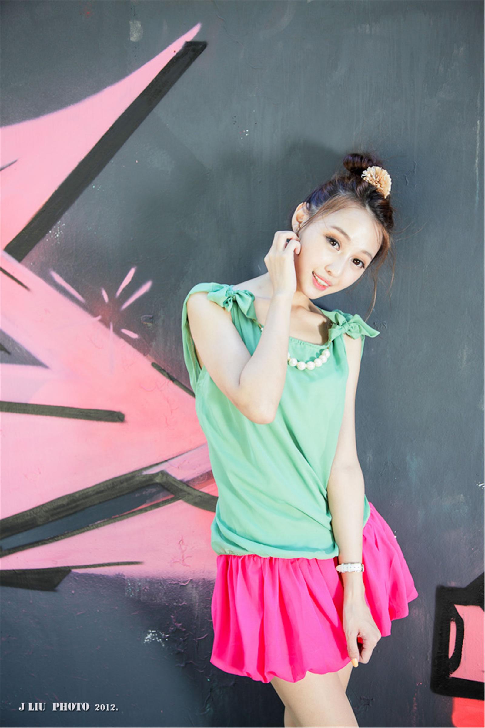 台湾清纯美女Barbie淡绿色无袖衫红色蓬蓬裙-西門街拍写真,台湾清纯美女Barbie淡绿色无袖衫红色蓬蓬裙-西門街拍写真