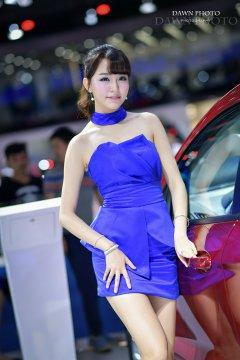 2016重庆国际车展福特汽车展台身穿蓝色抹胸裙的美女车模