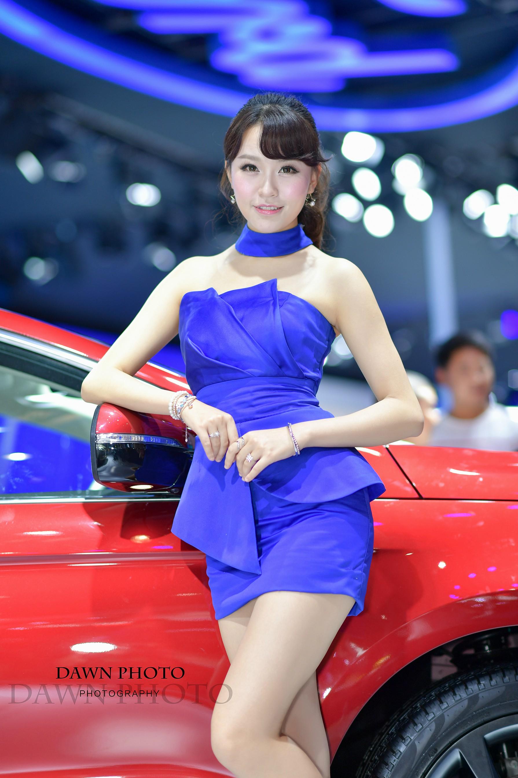2016重庆国际车展福特汽车展台身穿蓝色抹胸裙的美女车模,2016重庆国际车展福特汽车展台身穿蓝色抹胸裙的美女车模