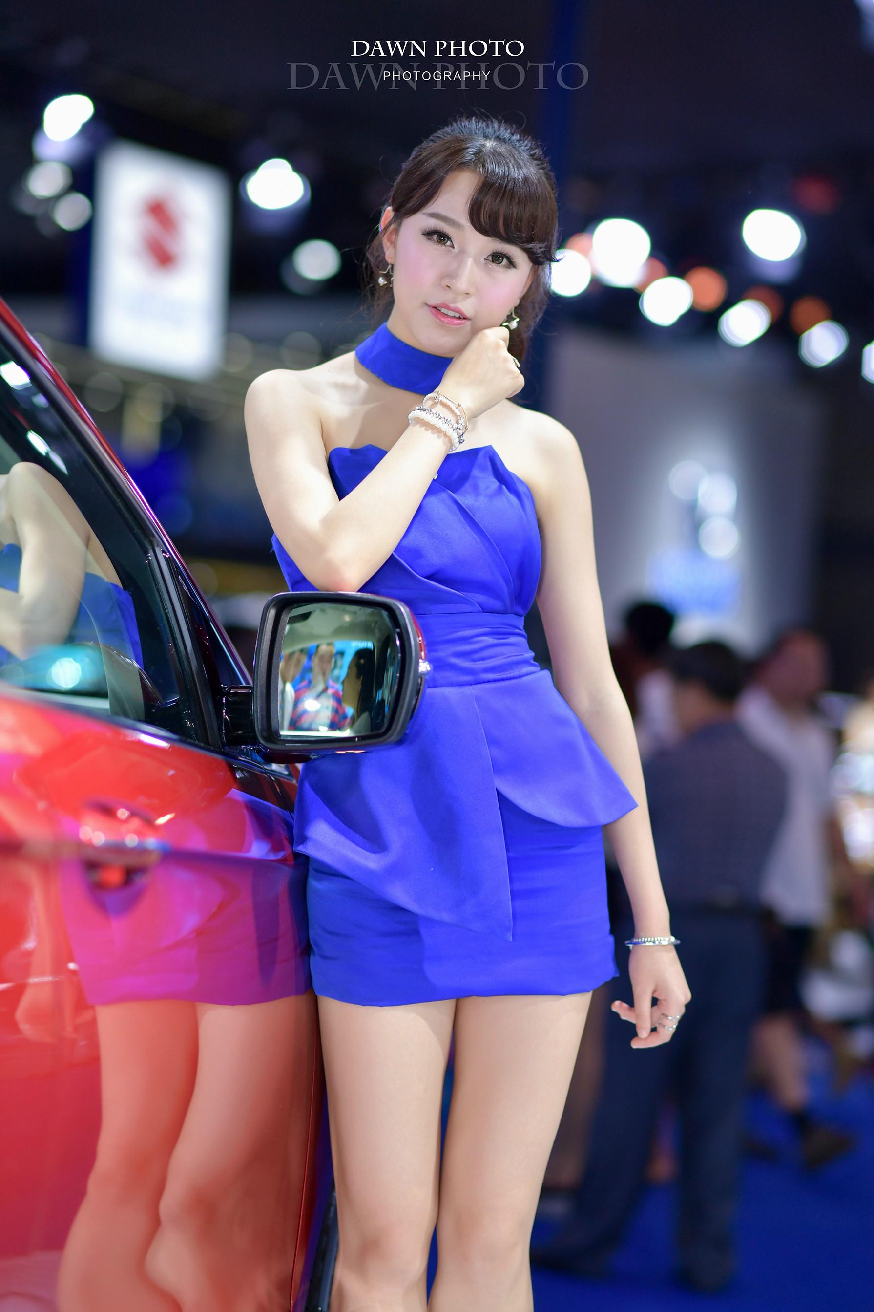 2016重庆国际车展福特汽车展台身穿蓝色抹胸裙的美女车模,2016重庆国际车展福特汽车展台身穿蓝色抹胸裙的美女车模