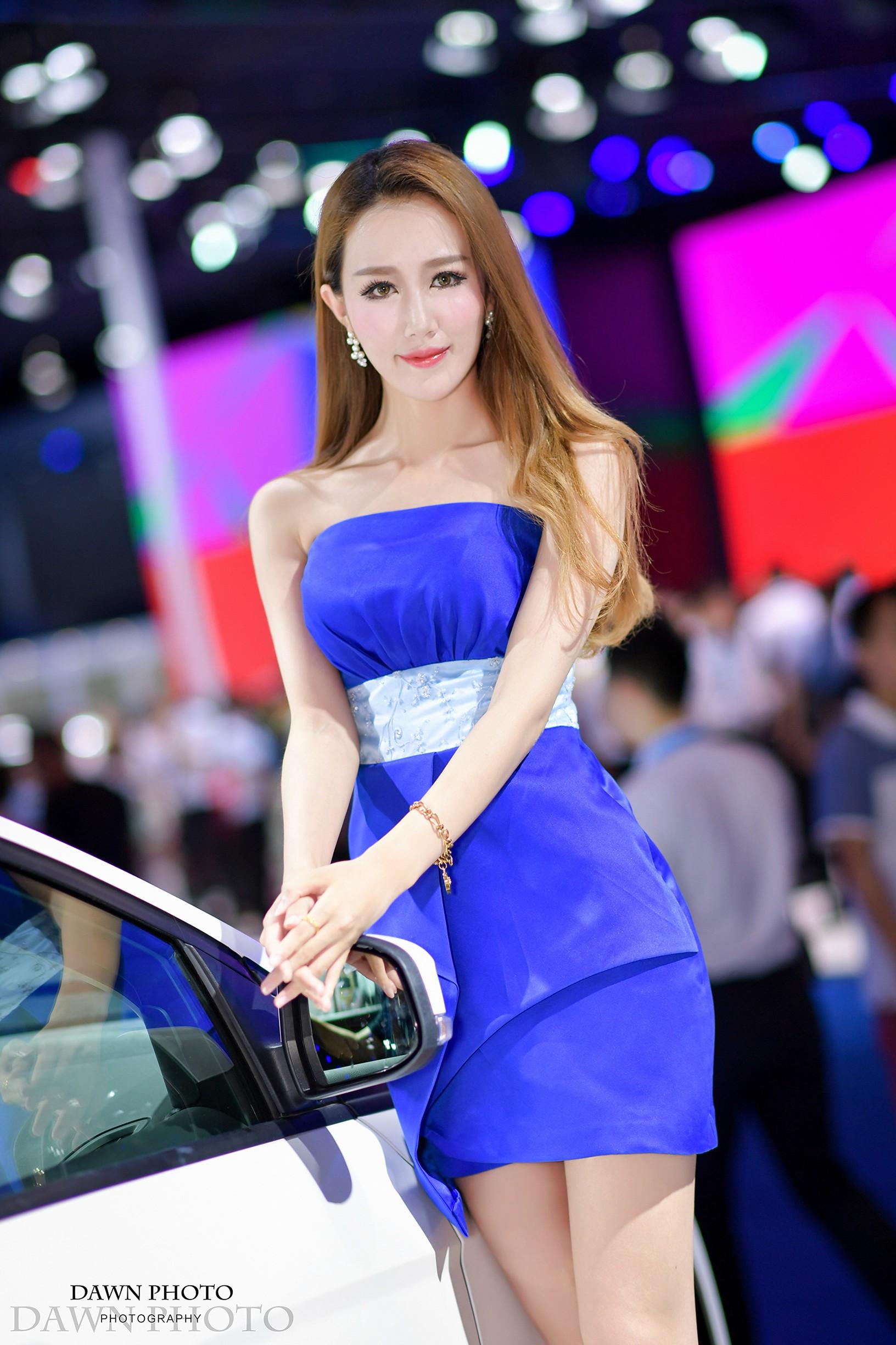 2016重庆国际车展福特汽车展台身穿蓝色抹胸裙的美女车模佳音,2016重庆国际车展福特汽车展台身穿蓝色抹胸裙的美女车模佳音
