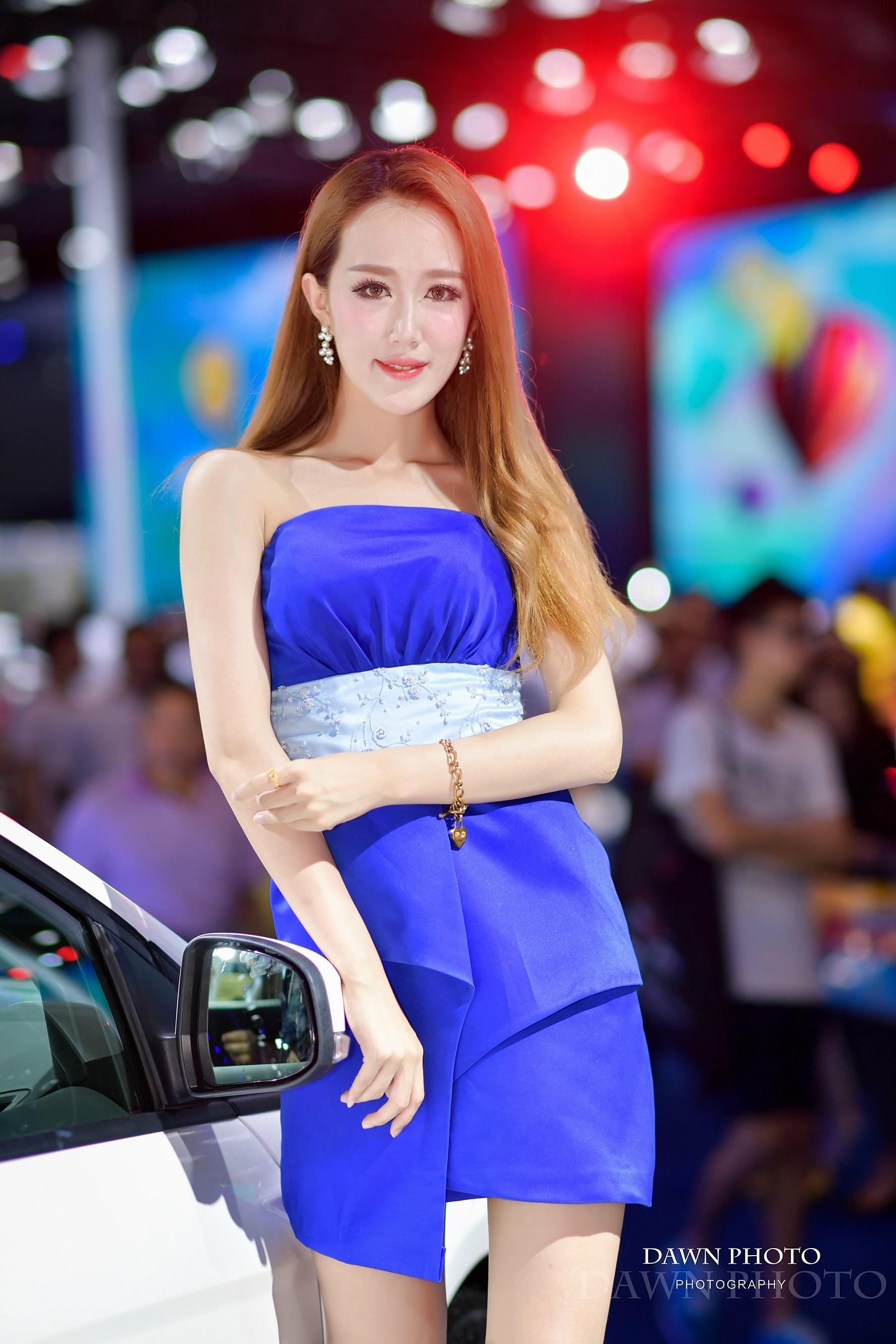 2016重庆国际车展福特汽车展台身穿蓝色抹胸裙的美女车模佳音,2016重庆国际车展福特汽车展台身穿蓝色抹胸裙的美女车模佳音