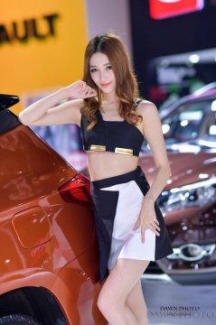 2016重庆国际车展比亚迪展台身穿运动胸衣小露蛮腰的美女车模于莉昕