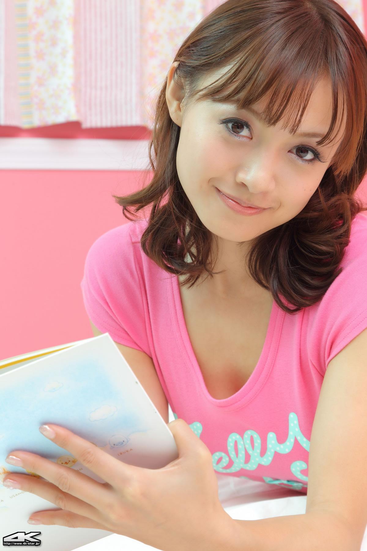 卧室内身穿红色短袖包臀T恤的日本美女模特伊东莉娜（ いとうりな Rina Itoh）白嫩美腿性感写真,卧室内身穿红色短袖包臀T恤的日本美女模特伊东莉娜（ いとうりな Rina Ito）白嫩美腿性感写真